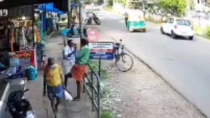 സ്കൂൾ കുട്ടികൾ യാത്ര ചെയ്ത ഓട്ടോയിൽ കാറിടിച്ച് അപകടം
